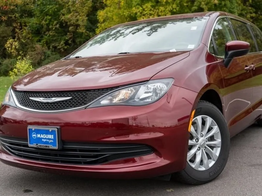 2017 Chrysler Pacifica Touring photo 1