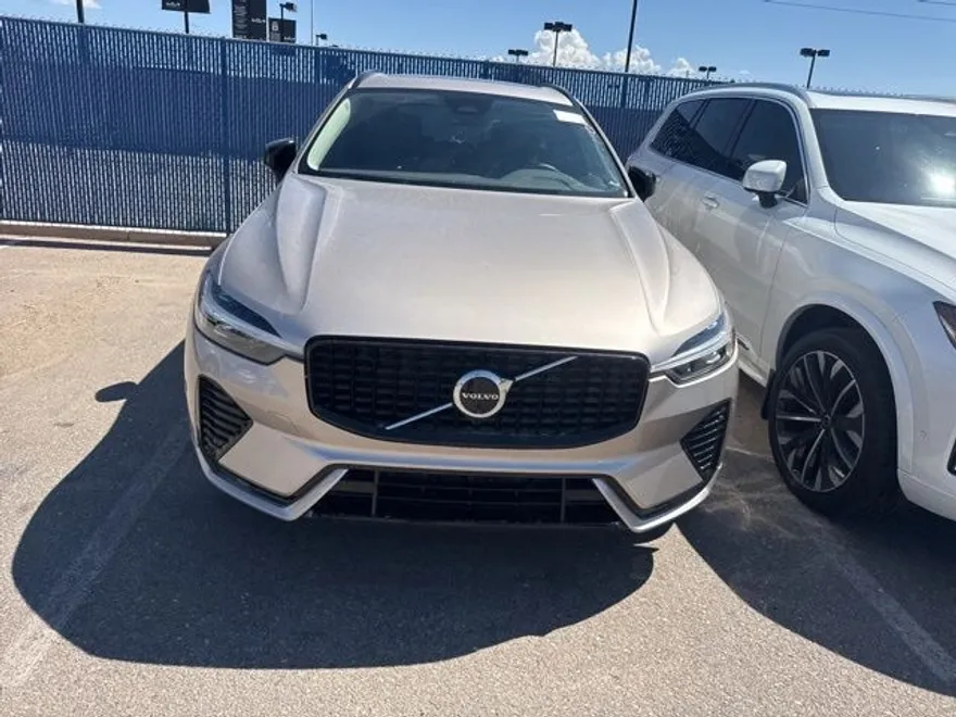 2025 Volvo XC60 B5 Plus photo 1