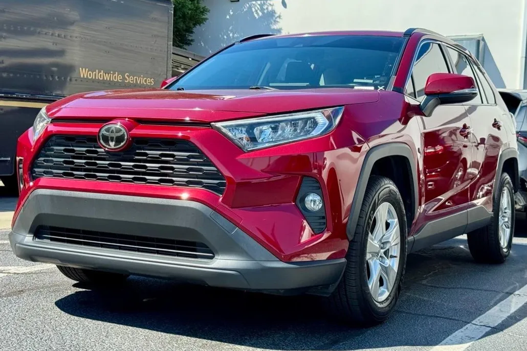 2019 Toyota RAV4 XLE photo 1