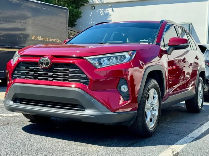 2019 Toyota RAV4 XLE photo 1