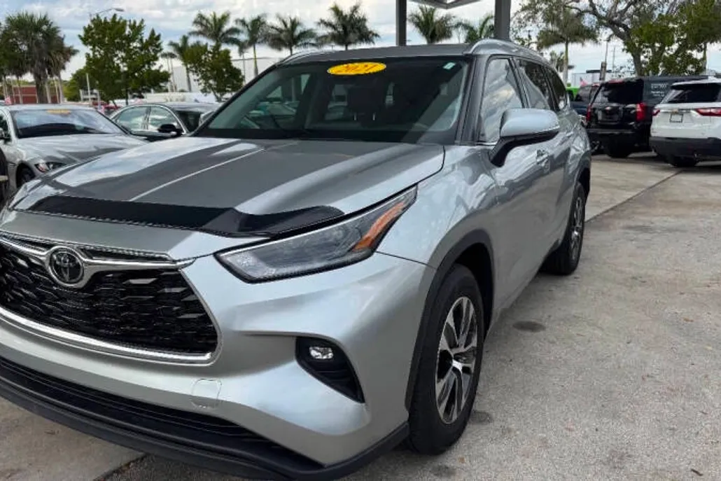 2021 Toyota Highlander XLE photo 1