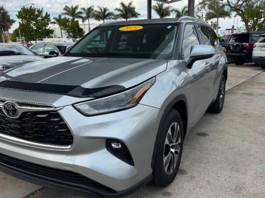 2021 Toyota Highlander XLE photo 1
