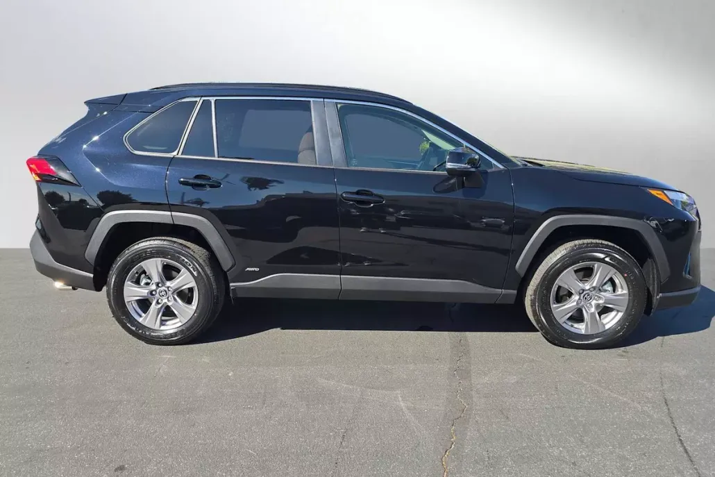 2025 Toyota RAV4 Hybrid XLE photo 1