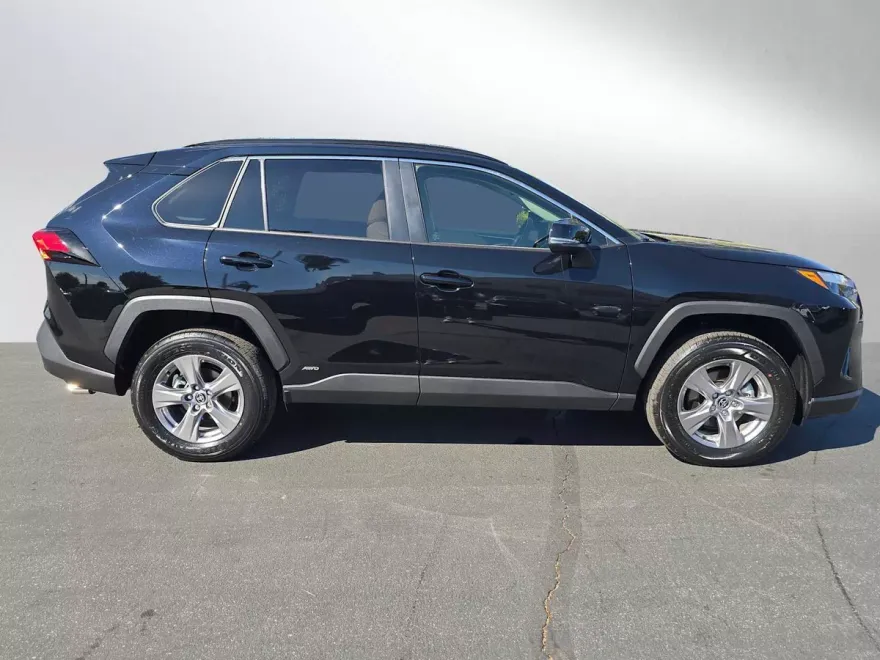 2025 Toyota RAV4 Hybrid XLE photo 1