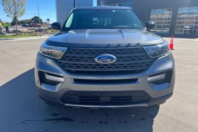 2023 Ford Explorer XLT photo 1