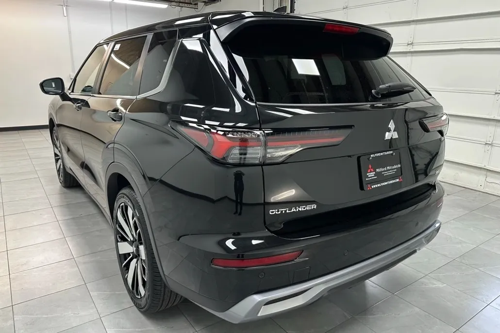 2025 Mitsubishi Outlander SE photo 1