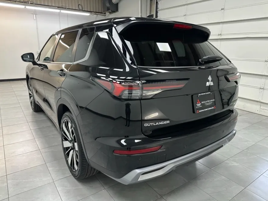2025 Mitsubishi Outlander SE photo 1