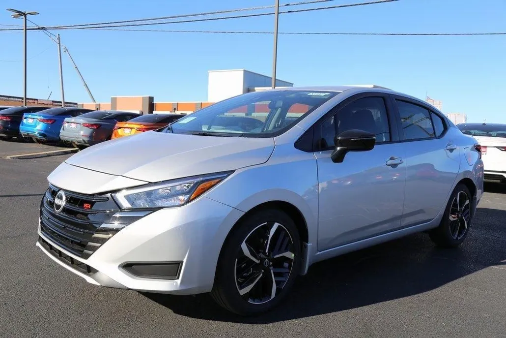 2025 Nissan Versa SR photo 1