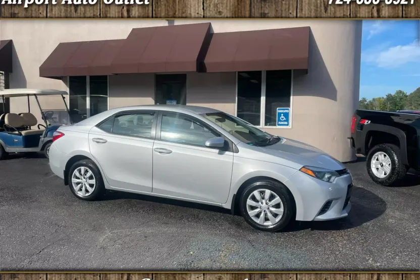 2016 Toyota Corolla LE photo 1