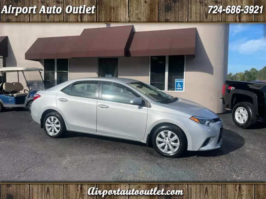 2016 Toyota Corolla LE photo 1