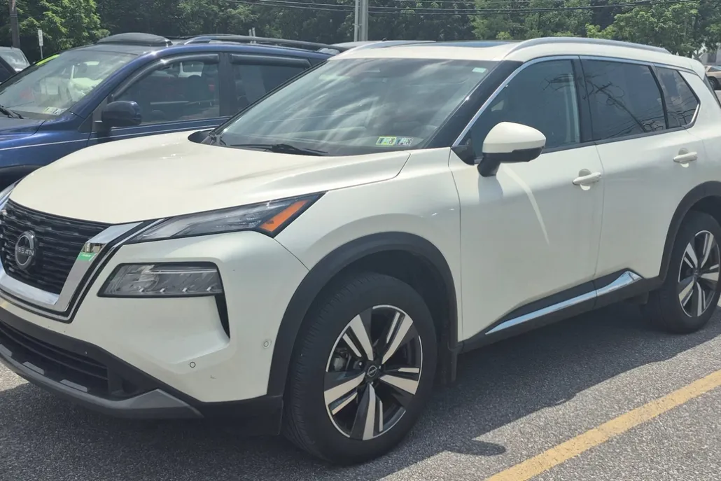 2023 Nissan Rogue SL photo 1