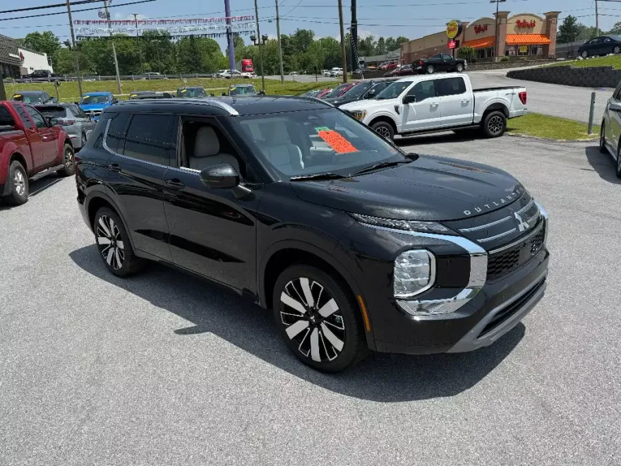 2025 Mitsubishi Outlander SEL photo 1