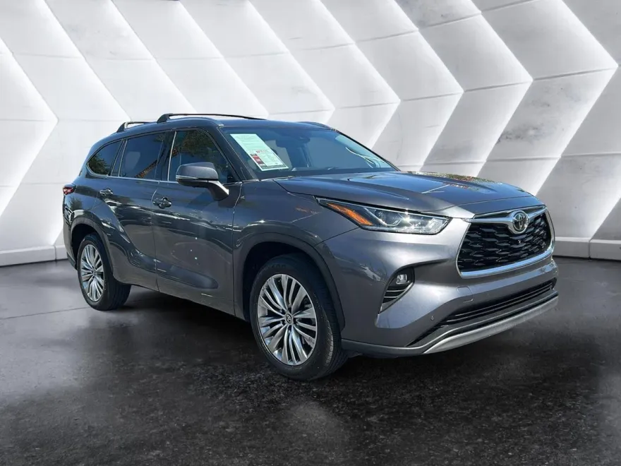2023 Toyota Highlander Platinum photo 1