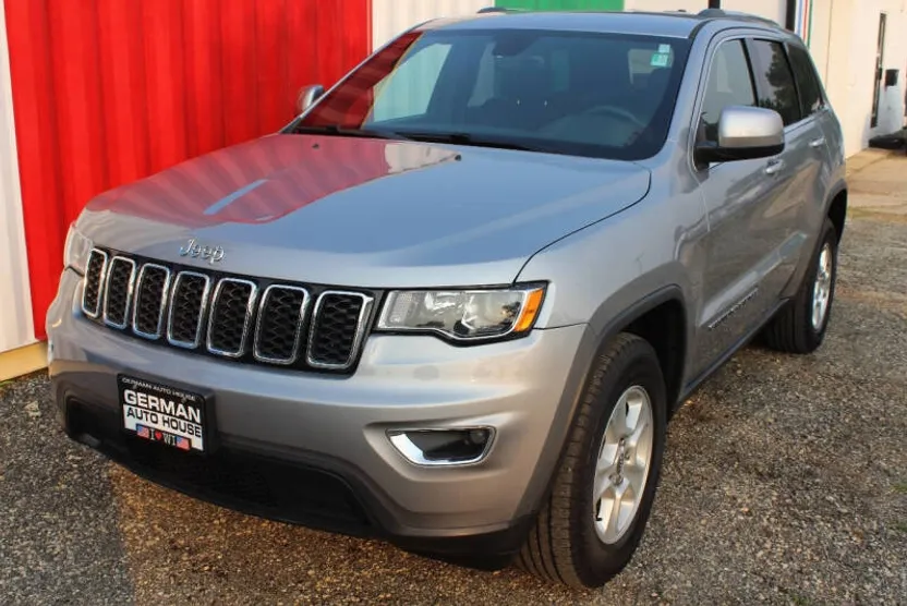 2017 Jeep Grand Cherokee Laredo photo 1