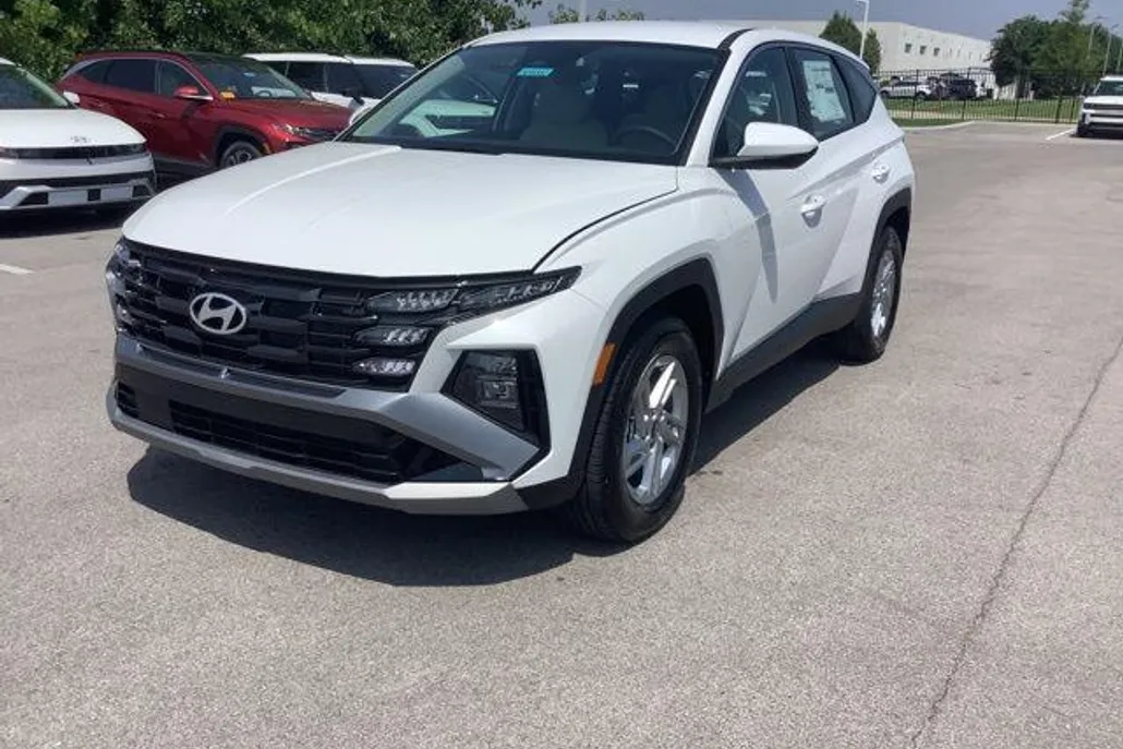 2025 Hyundai Tucson SE photo 1