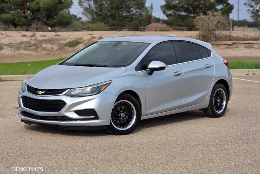 2018 Chevrolet Cruze LT photo 1