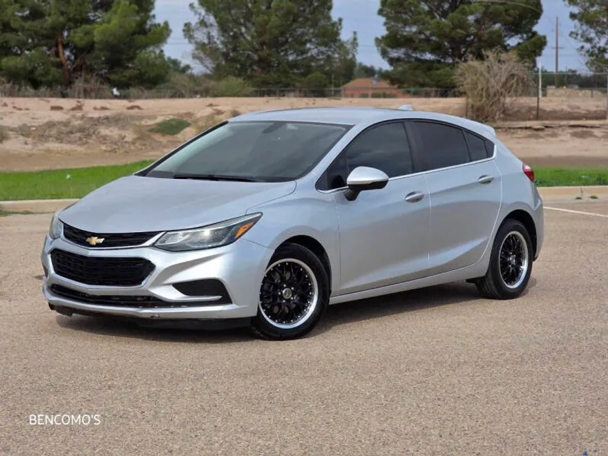 2018 Chevrolet Cruze LT photo 1