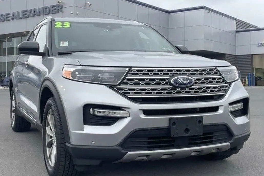 2023 Ford Explorer Limited photo 1