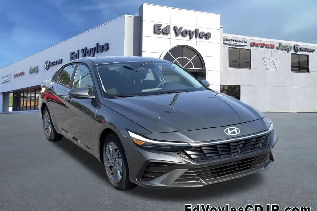 2024 Hyundai Elantra SEL photo 1