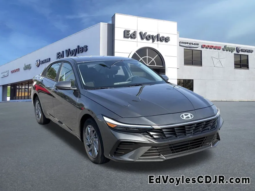 2024 Hyundai Elantra SEL photo 1