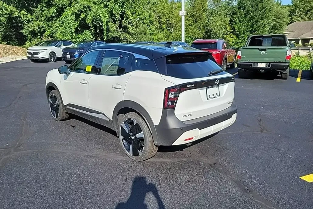 2026 Nissan Kicks SR photo 1
