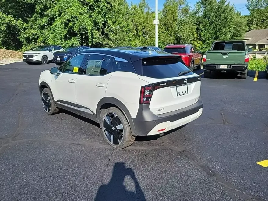2026 Nissan Kicks SR photo 1