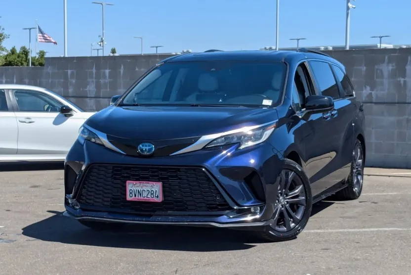 2021 Toyota Sienna XSE photo 1