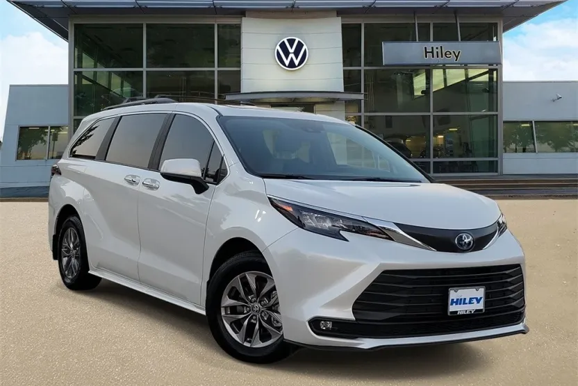 2025 Toyota Sienna XLE photo 1