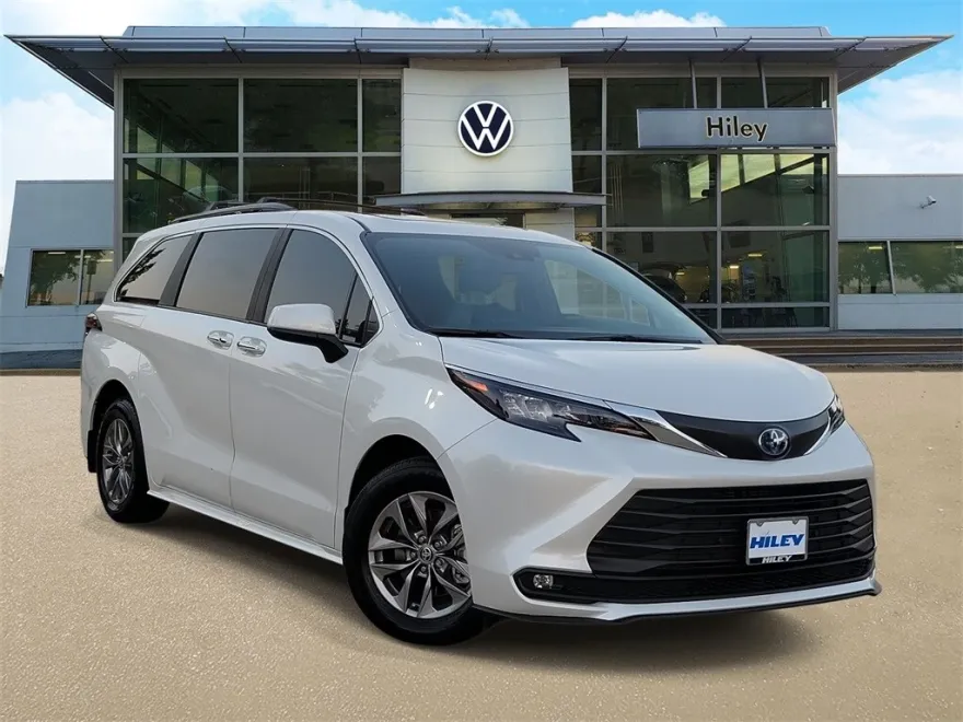 2025 Toyota Sienna XLE photo 1