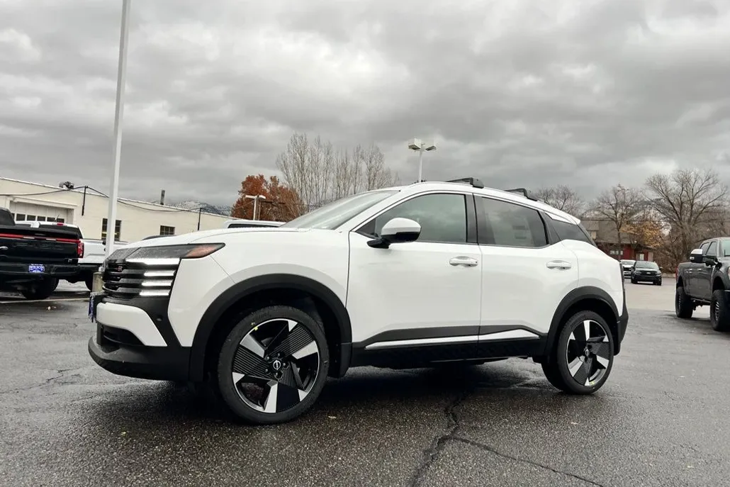 2025 Nissan Kicks SR photo 1