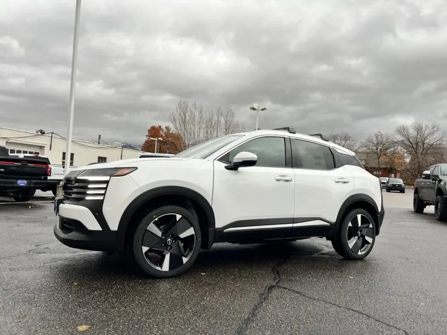 2025 Nissan Kicks SR photo 1