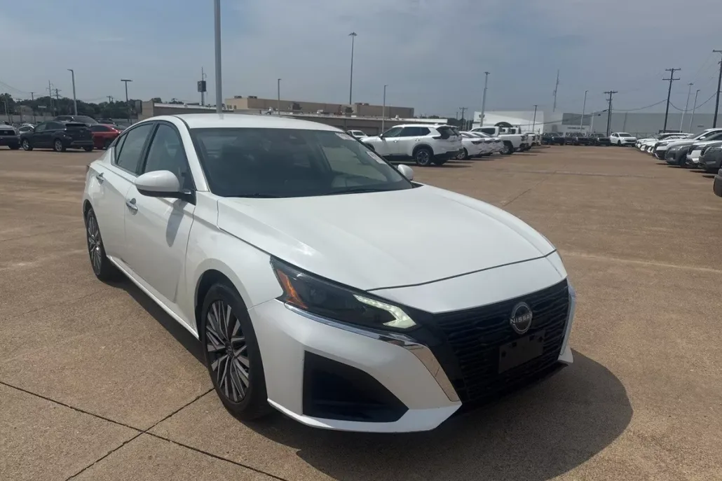 2023 Nissan Altima 2.5 SV photo 1