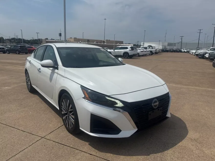 2023 Nissan Altima 2.5 SV photo 1