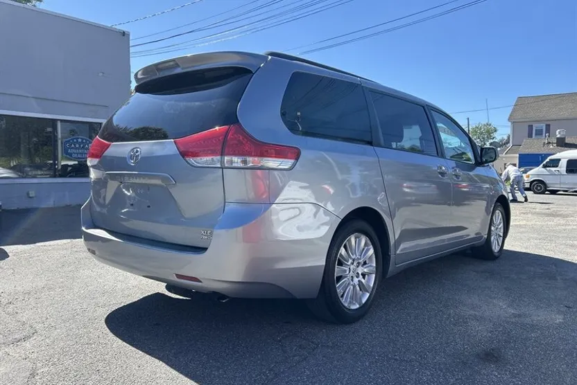 2013 Toyota Sienna XLE photo 1