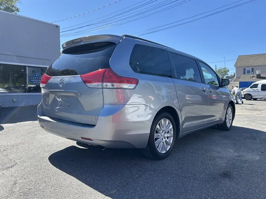 2013 Toyota Sienna XLE photo 1