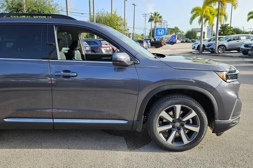 2025 Honda Pilot Touring photo 1