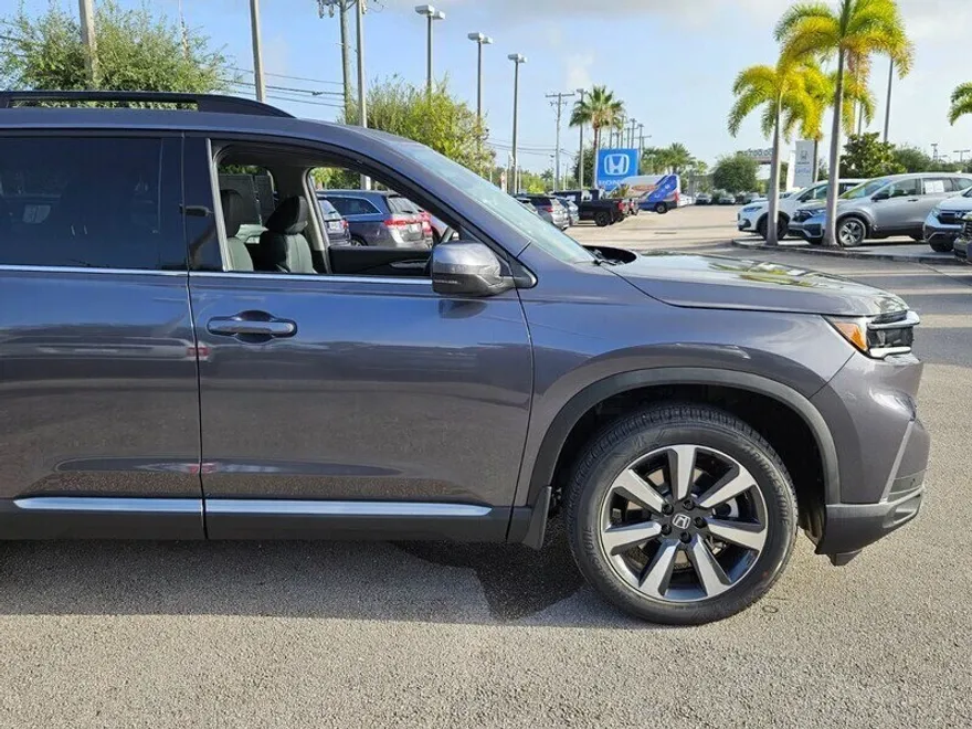 2025 Honda Pilot Touring photo 1