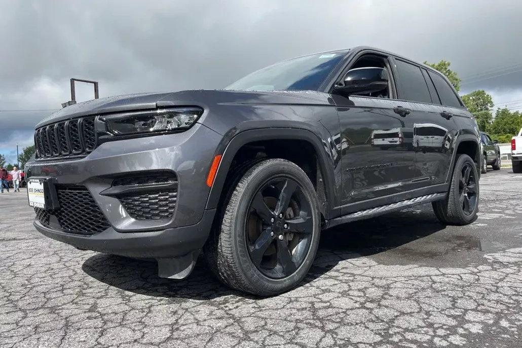 2023 Jeep Grand Cherokee Altitude photo 1