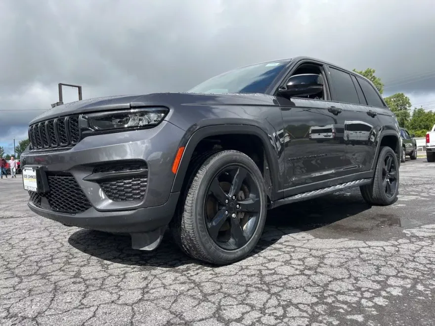 2023 Jeep Grand Cherokee Altitude photo 1