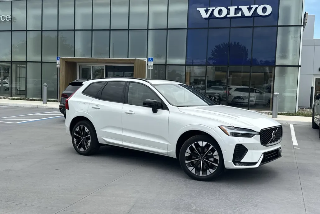 2026 Volvo XC60 Plus photo 1