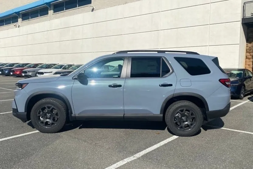2025 Honda Pilot TrailSport photo 1