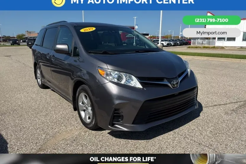 2019 Toyota Sienna LE photo 1