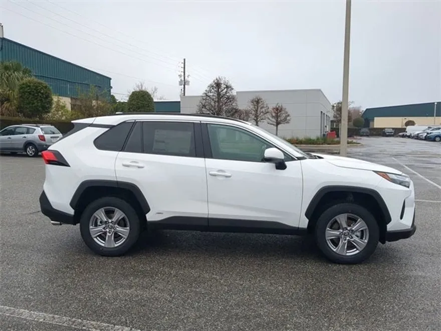 2025 Toyota RAV4 Hybrid LE photo 1