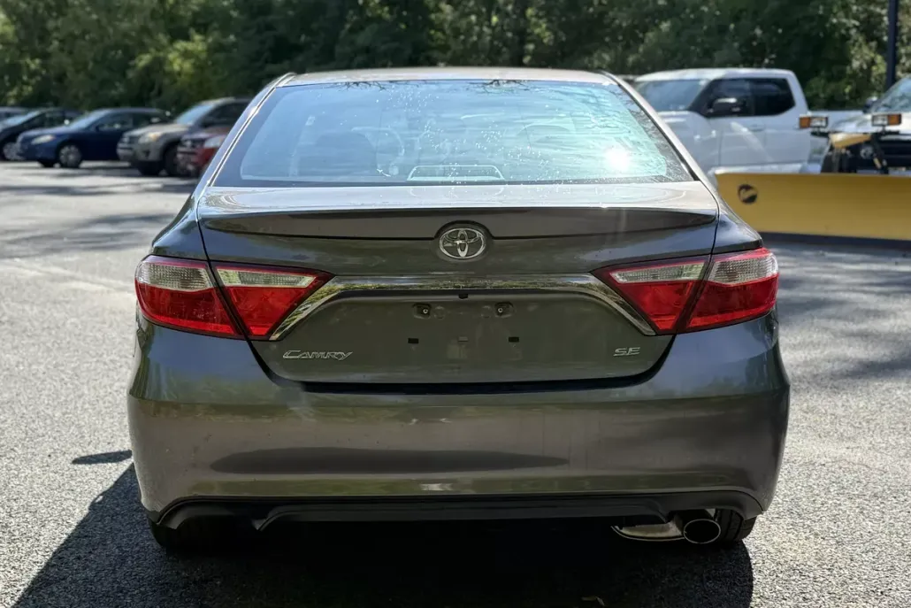 2016 Toyota Camry SE photo 1