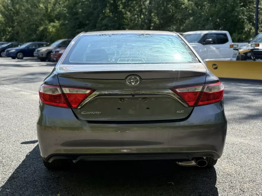 2016 Toyota Camry SE photo 1