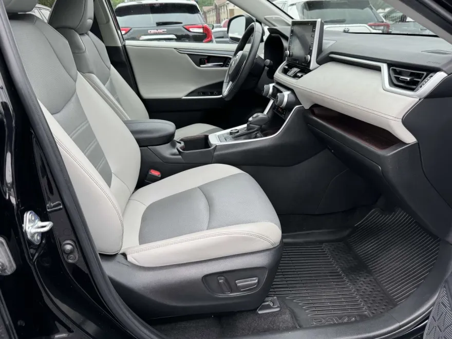 2022 Toyota RAV4 Hybrid Limited photo 1