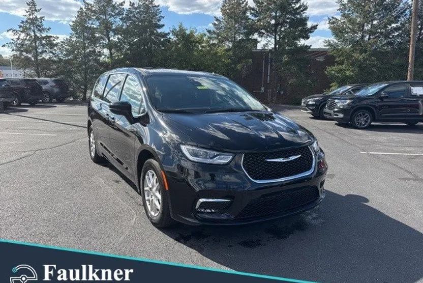 2024 Chrysler Pacifica Touring L photo 1