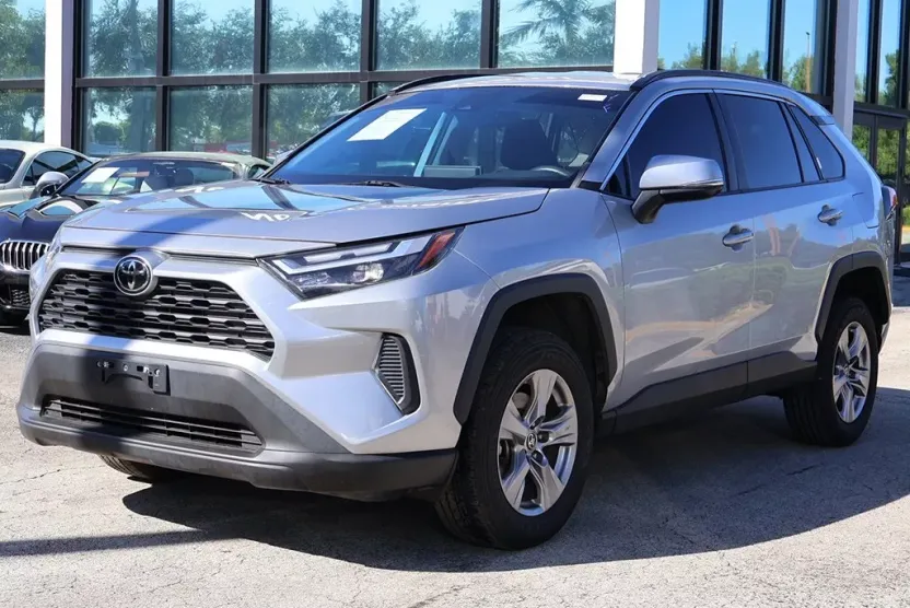 2022 Toyota RAV4 XLE photo 1