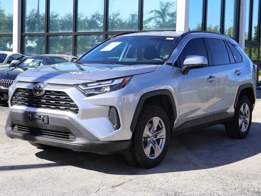 2022 Toyota RAV4 XLE photo 1