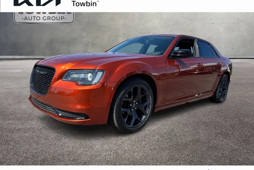 2021 Chrysler 300 Touring photo 1